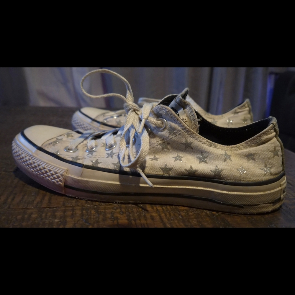 Star Pattern Low-Top Converse - Picture 2 of 6
